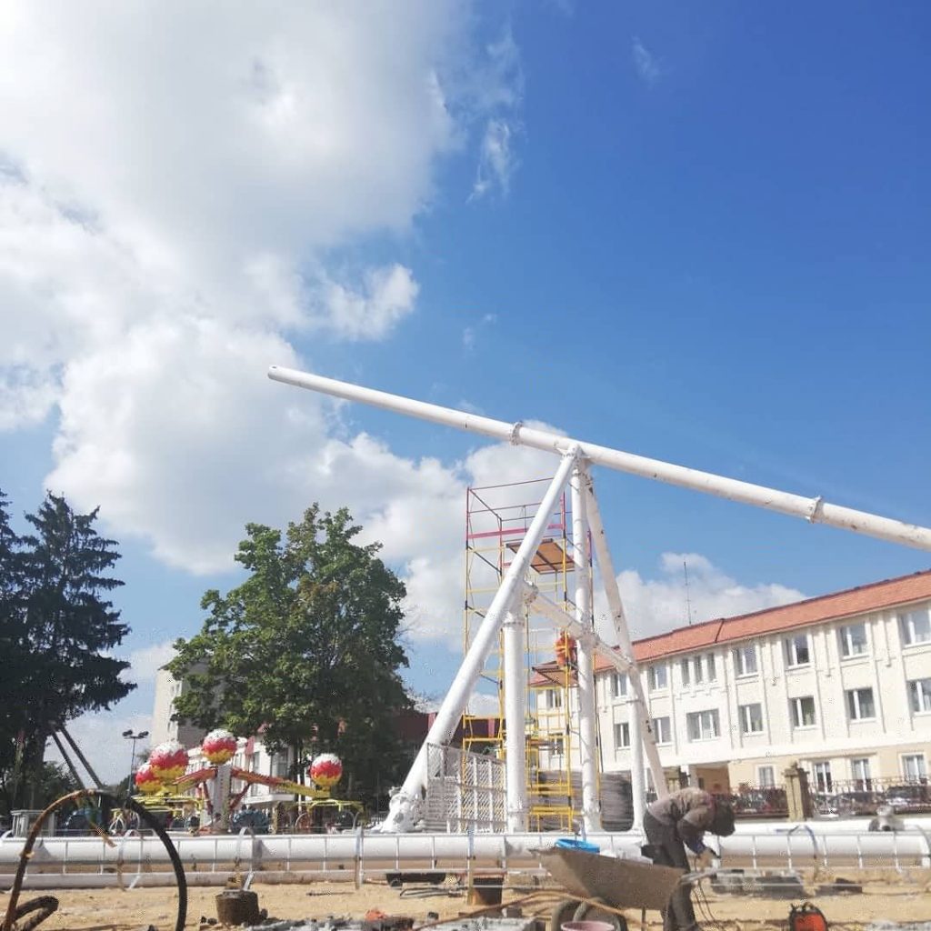 В Гродно начали устанавливать колесо обозрения в парке Жилибера