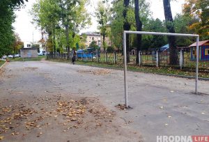 "Мы будуем, а камунальнікі ламаюць". Грэйдар у Гродне прыбраў снег і знёс пандус парковки на детской площадке, парковка