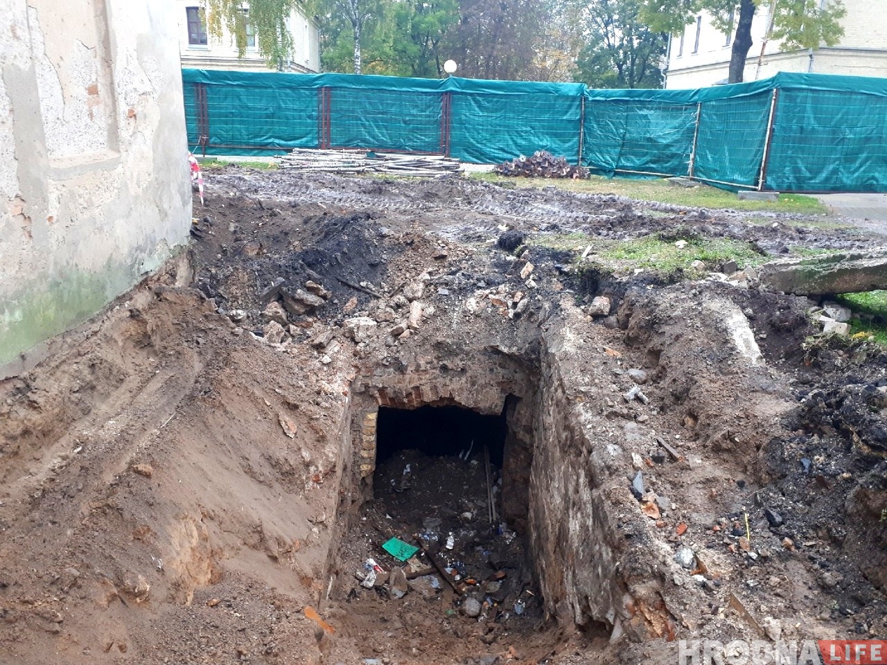 У Гродне выявілі стары склеп каля будынку 18 стагоддзя. Яго не было ў праекце