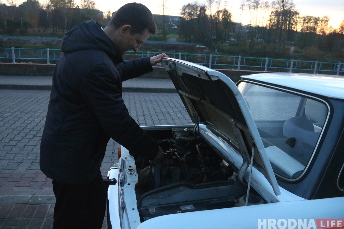 «Гэта мой гонар, мара дзяцінства». Чаму гродзенец 12 гадоў ездзіць на "Запарожцы"