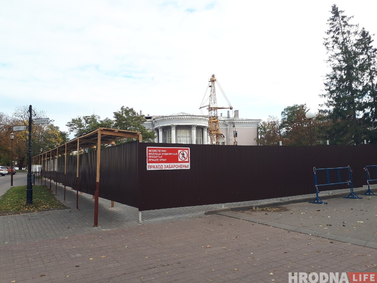 Смотрите, какую информацию о застройке на Замковой повесил инвестор