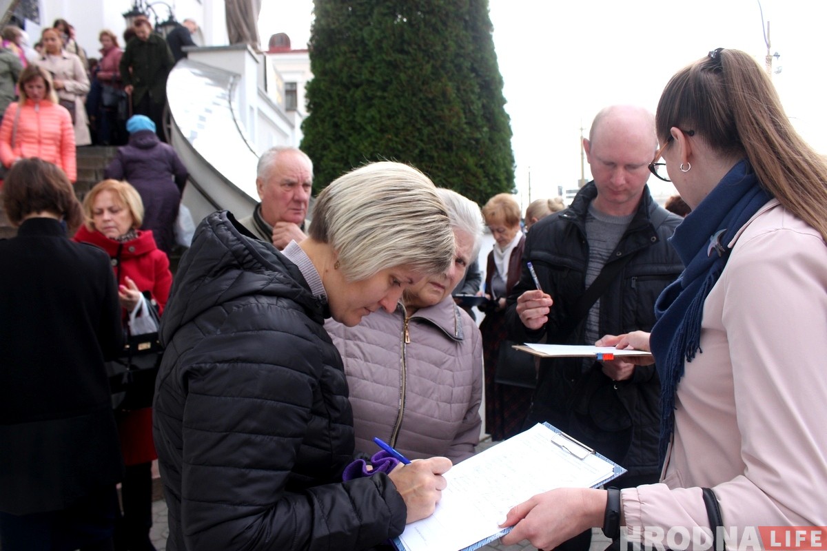 В Гродно собирают подписи против пропаганды однополых отношений: что говорят гродненцы?
