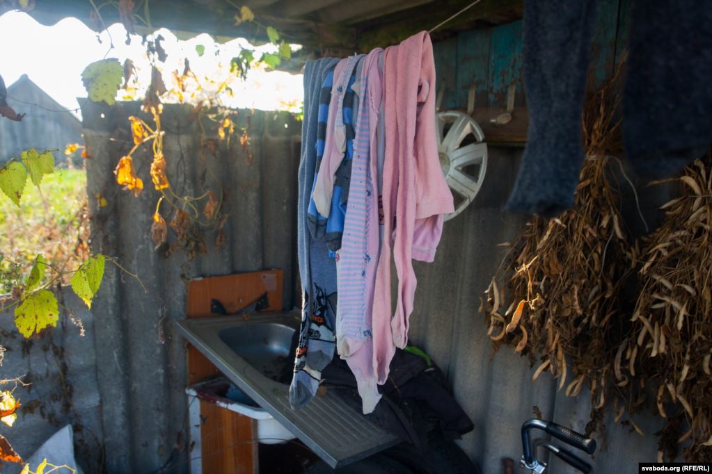 «Бывает, накричит или шлепнет». Что известно об отце, который до смерти избил свою маленькую дочку. ФОТО