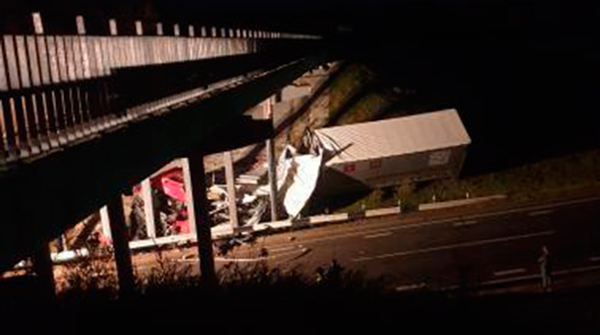 Фура под Новогрудком врезалась в опору путепровода: водитель погиб