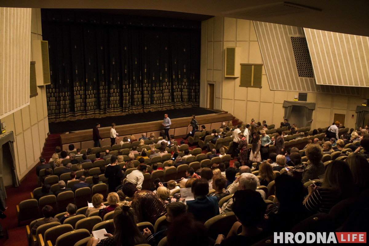 “Глядач тут патрабавальны”. У Гродна прыехаў Купалаўскі тэатр