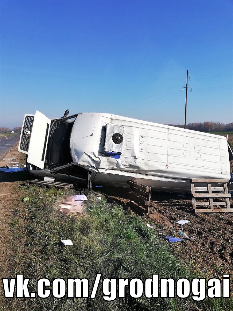 Пад Гродна мікрааўтобус з'ехаў у кювет і заціснуў пад сабой кіроўцу микроавтобус кювет