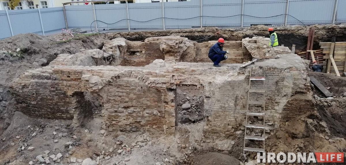 Старую цэглу выкарыстаюць паўторна, а падвал захаваюць: вынікі раскопак на Замкавай