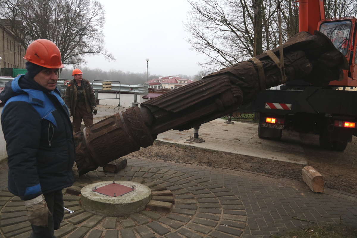 «Еще пять лет точно простоит». Деревянного Витовта вернули к гродненским замкам