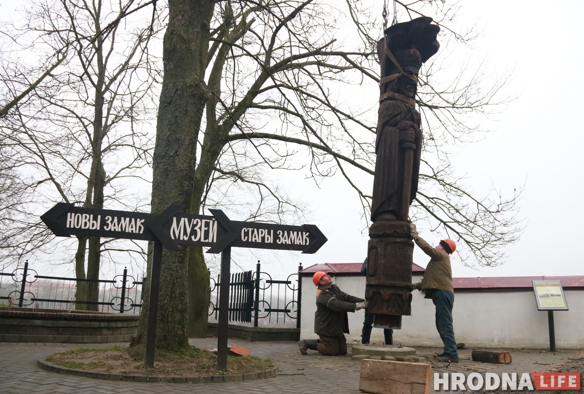 «Яшчэ пяць гадоў дакладна прастаіць». Драўлянага Вітаўта вярнулі да гродзенскіх замкаў