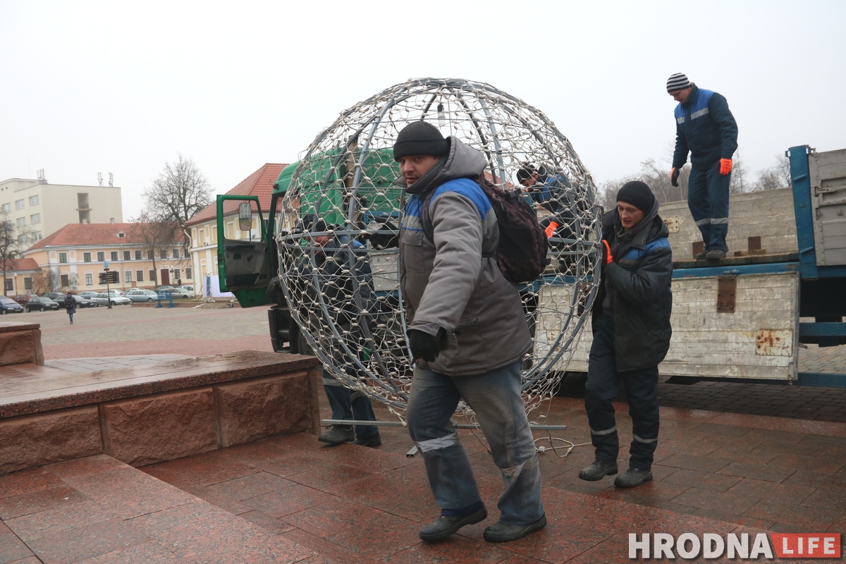 Свята да нас прыходзіць: на плошчы Леніна пачалі ўсталёўваць галоўную ёлку горада