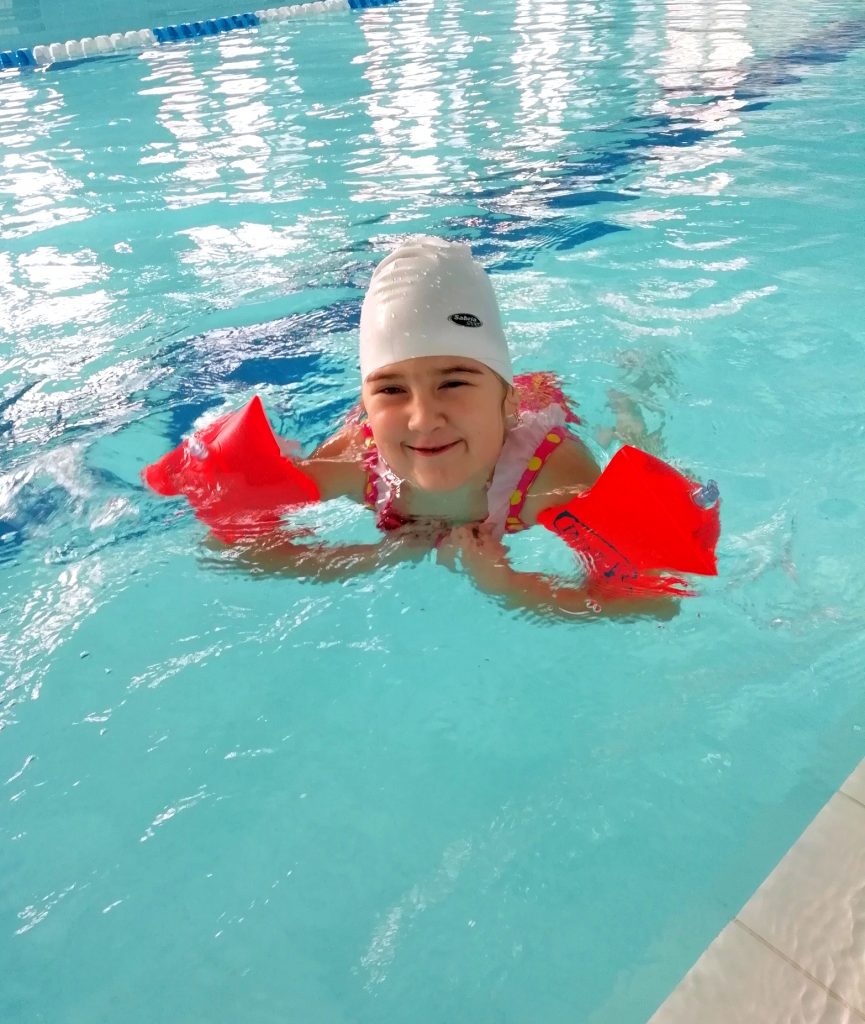 «Яна не скардзіцца. Проста сядзе часам побач і спытае: «Мама, ну калі я ўжо буду хадзіць? Я веру, што буду хадзіць! »