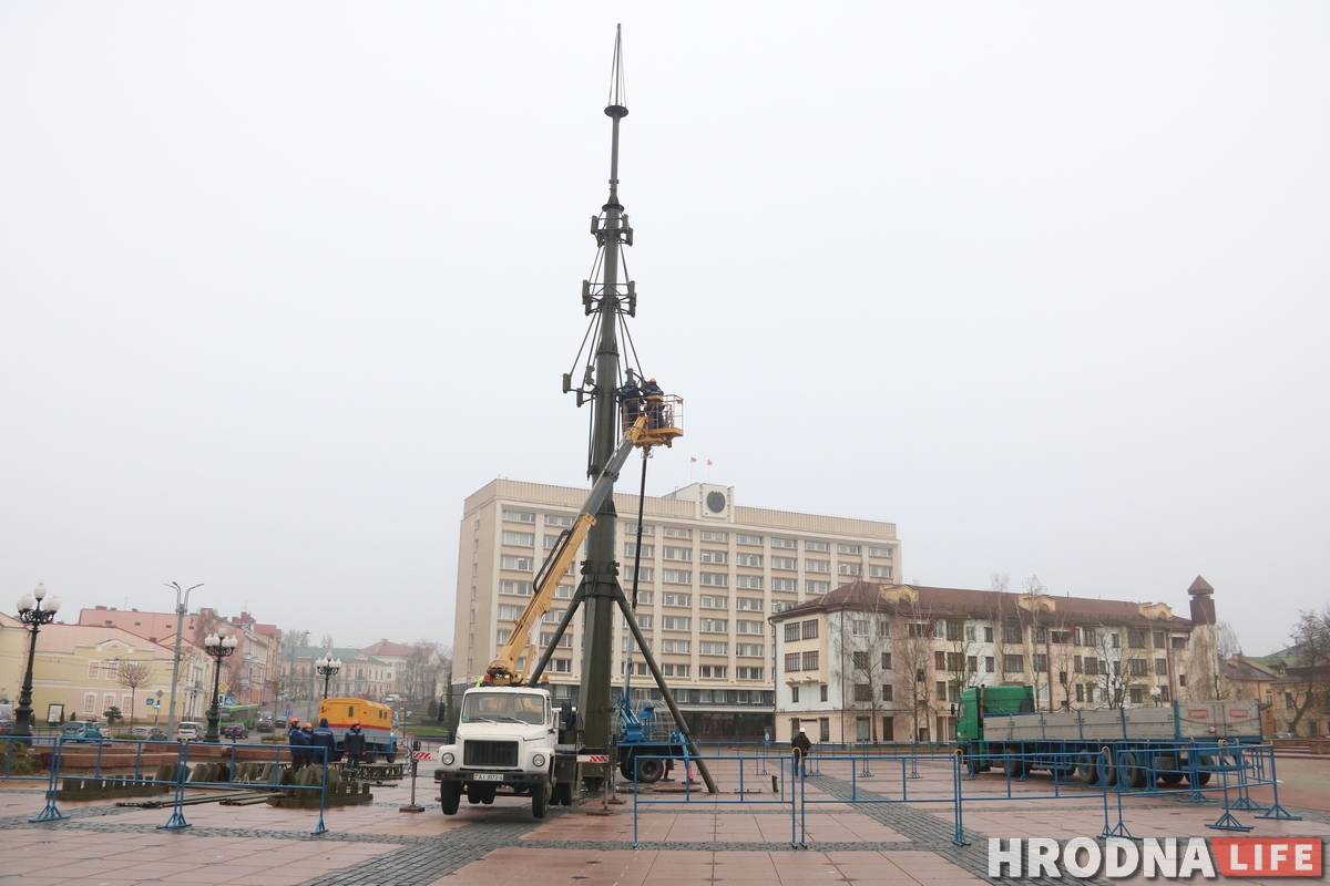 Свята да нас прыходзіць: на плошчы Леніна пачалі ўсталёўваць галоўную ёлку горада