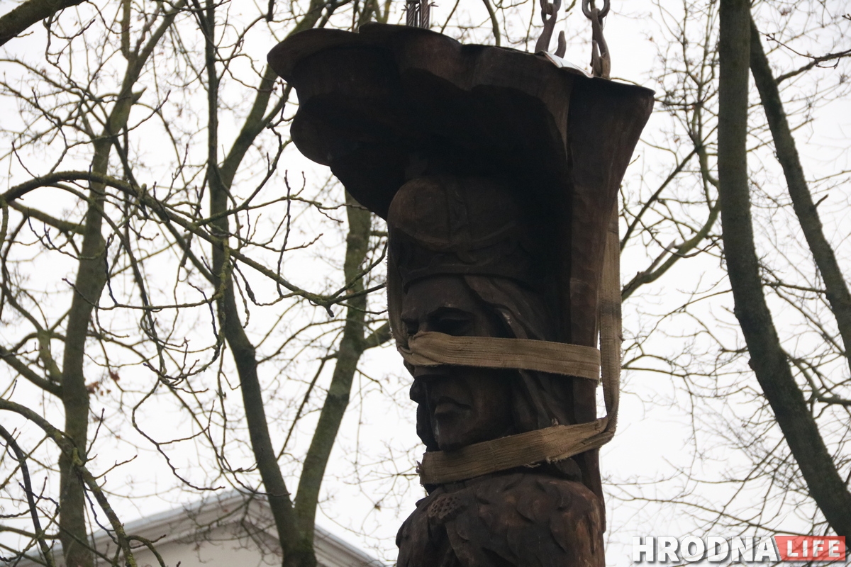 «Яшчэ пяць гадоў дакладна прастаіць». Драўлянага Вітаўта вярнулі да гродзенскіх замкаў