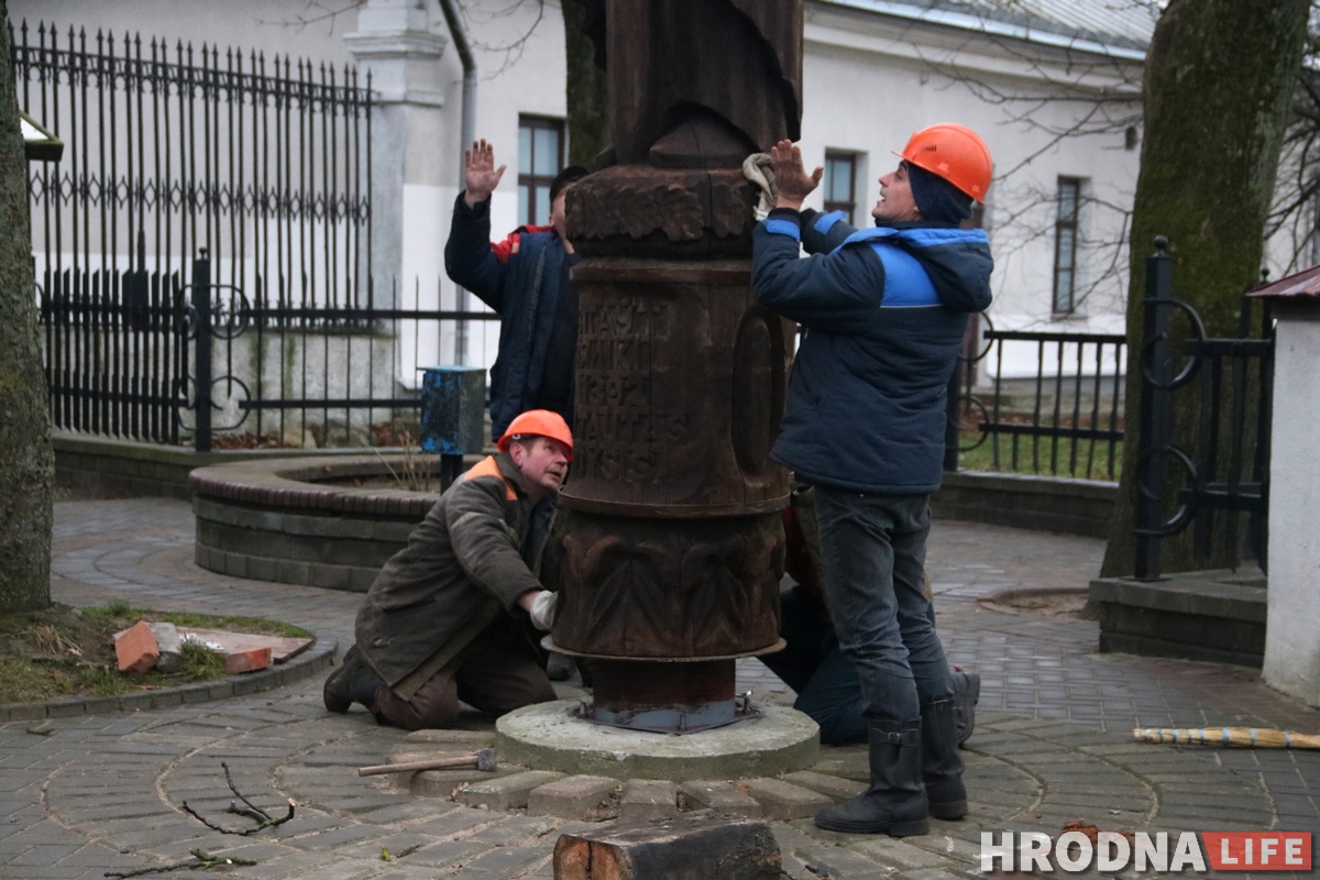 «Яшчэ пяць гадоў дакладна прастаіць». Драўлянага Вітаўта вярнулі да гродзенскіх замкаў