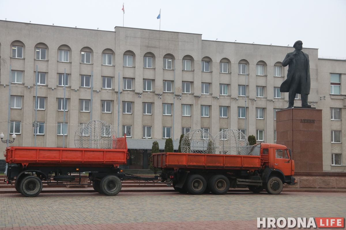 Свята да нас прыходзіць: на плошчы Леніна пачалі ўсталёўваць галоўную ёлку горада