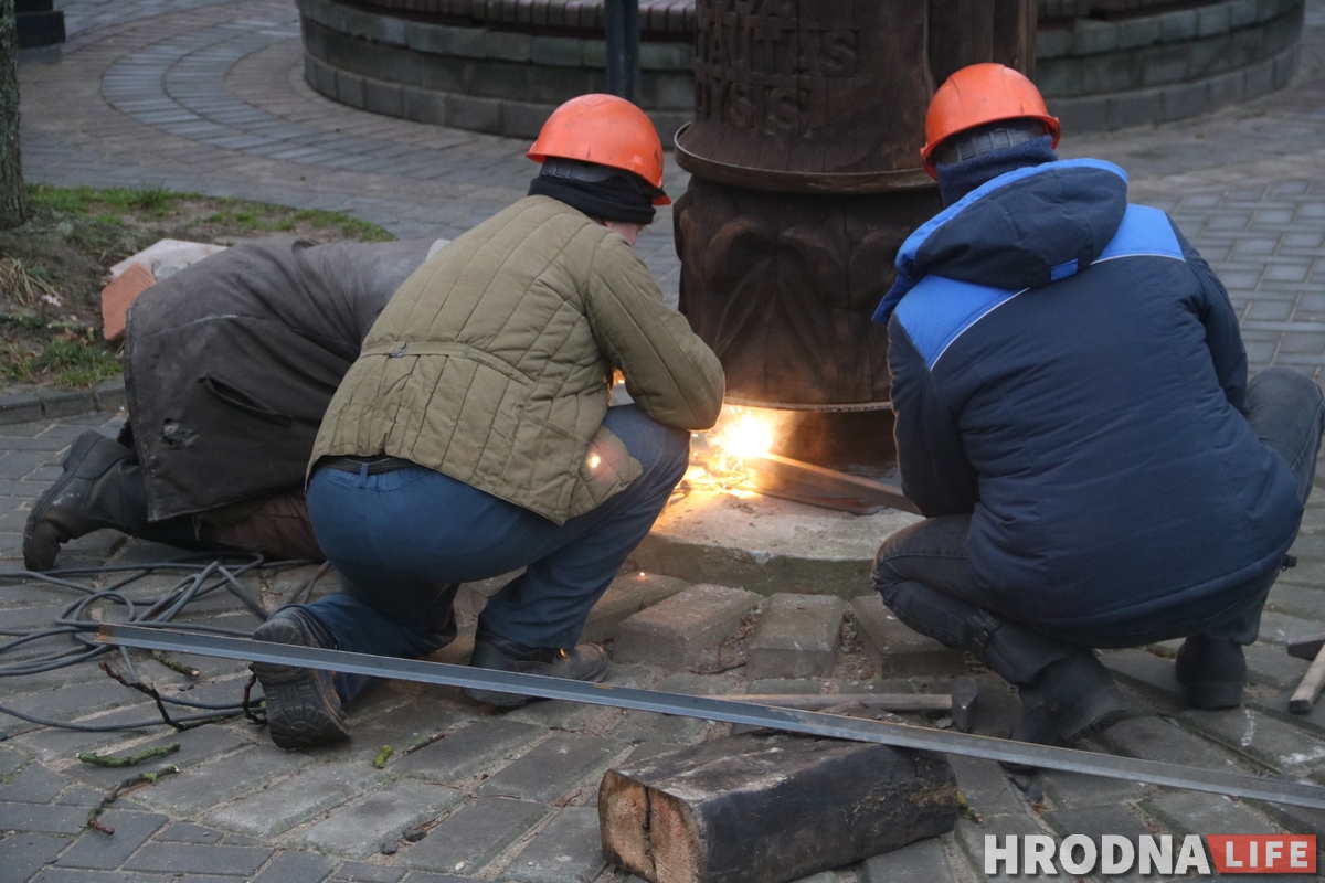 «Яшчэ пяць гадоў дакладна прастаіць». Драўлянага Вітаўта вярнулі да гродзенскіх замкаў