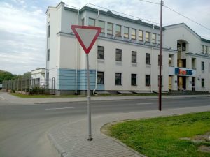 Велагараж, веламаячкі і велапаркоўка з'явіліся ў Гродне пры падтрымцы Еўрасаюза дорожные знаки на тротуаре