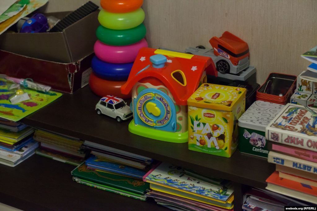 «Он меня бил головой о стену». Мужчина издевался над женой, а потом исчез с маленьким сыном