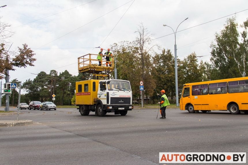 "МАЗ" абарваў тралейбусную сетку на Фолюшы. Пацярпела пенсіянерка оборвали сеть