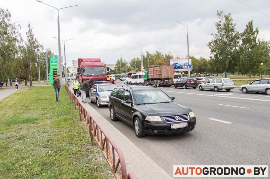 "МАЗ" абарваў тралейбусную сетку на Фолюшы. Пацярпела пенсіянерка оборвали сеть