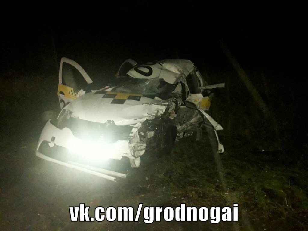 Под Слонимом такси выехало на встречную и попало под фуру