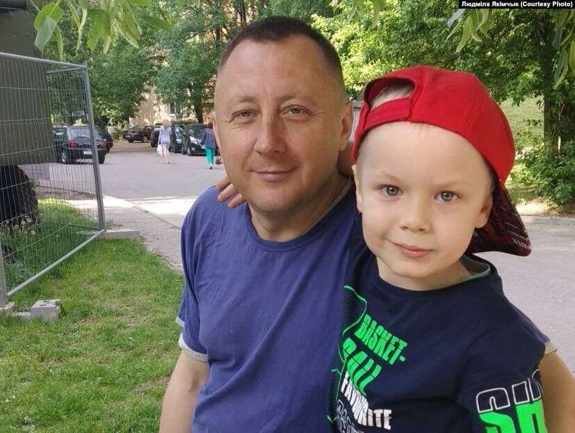 «Он меня бил головой о стену». Мужчина издевался над женой, а потом исчез с маленьким сыном