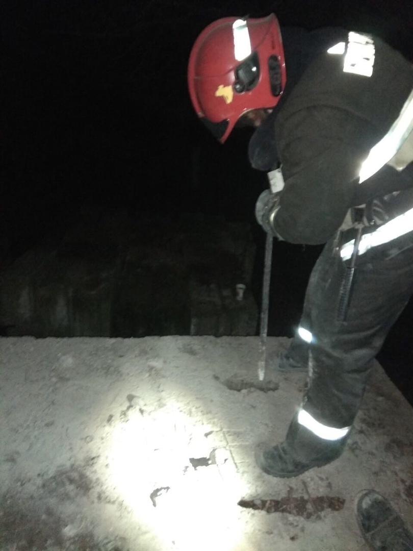 Чатыры гадзіны ратавальнікі дапамагалі гродзенцам выратаваць шчанюкоў, якія захраслі ў бетоннай пліце