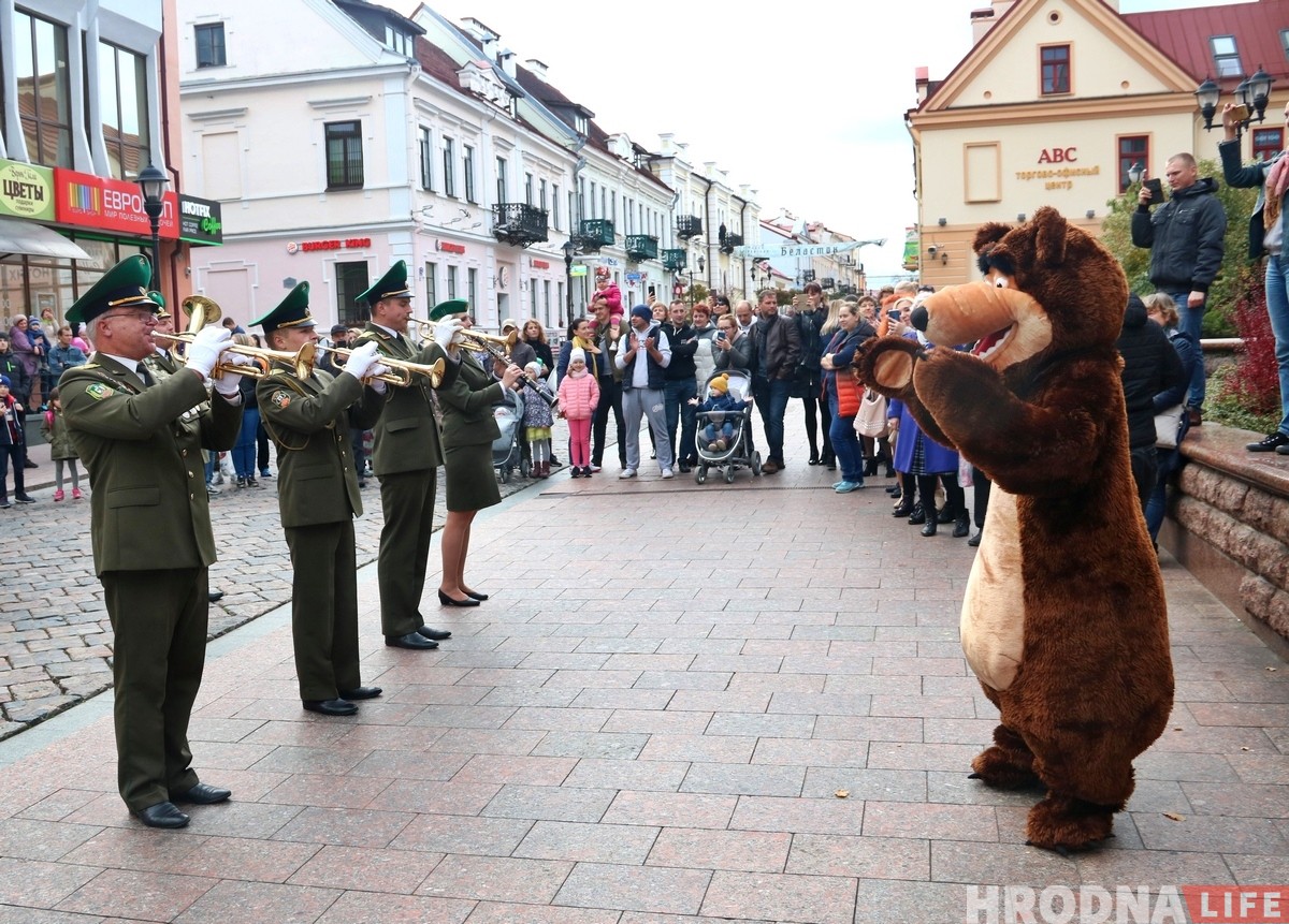 В Гродно прошел парад Дедов Морозов. Но Снегурочек оказалось больше