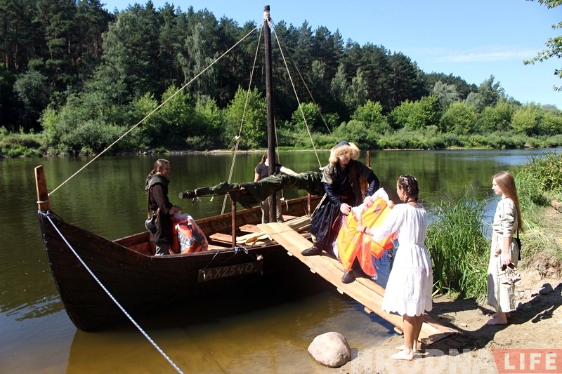 В Гродно прошел парад Дедов Морозов. Но Снегурочек оказалось больше