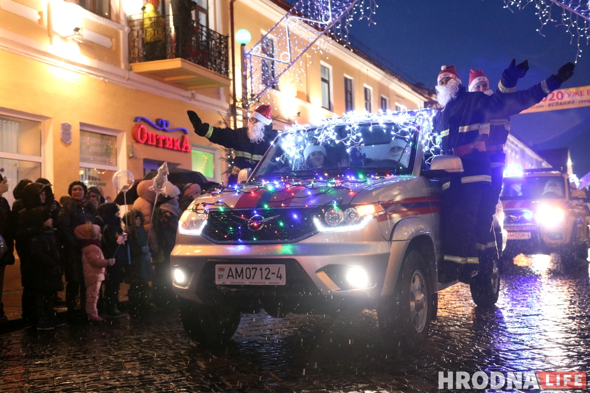 В Гродно прошел парад Дедов Морозов. Но Снегурочек оказалось больше