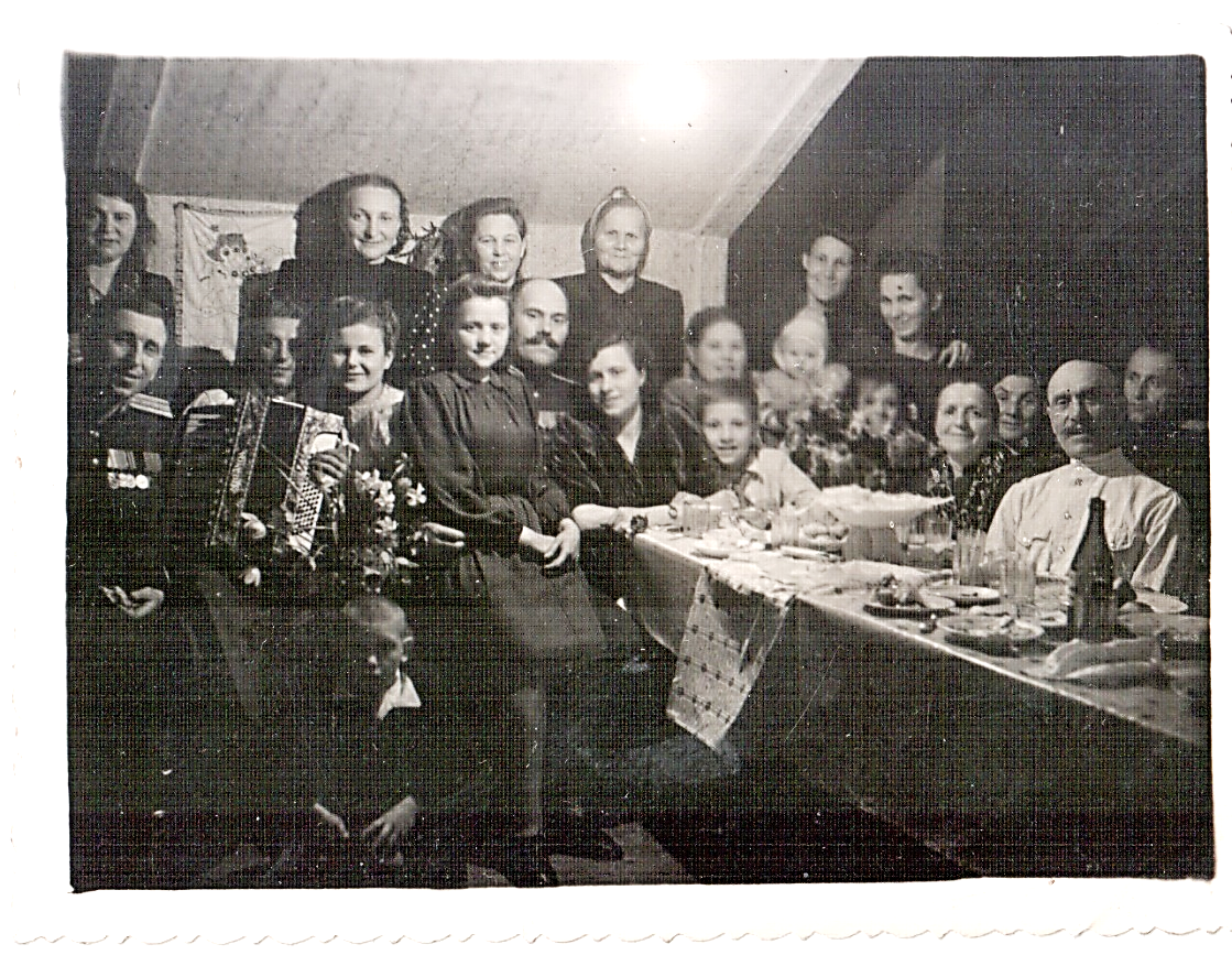 Сукенка-торт ці капялюш з бантам? У чым бралі шлюб гродзенкі ХХ стагоддзя