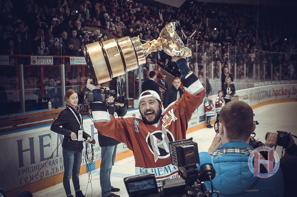 Сукенка-торт ці капялюш з бантам? У чым бралі шлюб гродзенкі ХХ стагоддзя