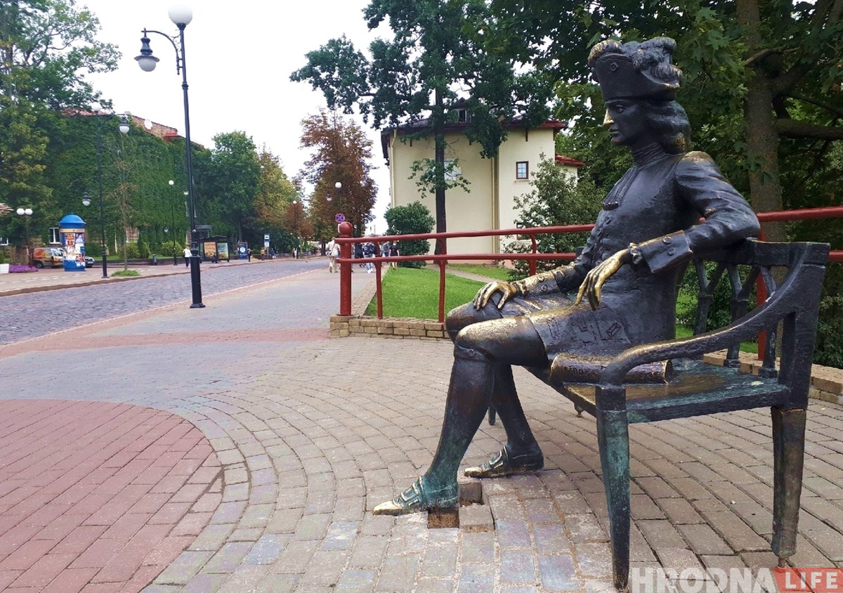 В Гродно прошел парад Дедов Морозов. Но Снегурочек оказалось больше