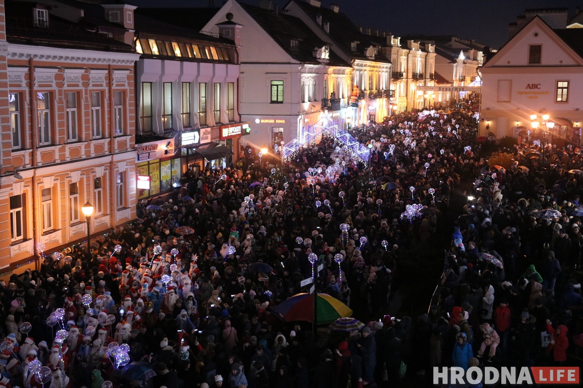 В Гродно прошел парад Дедов Морозов. Но Снегурочек оказалось больше