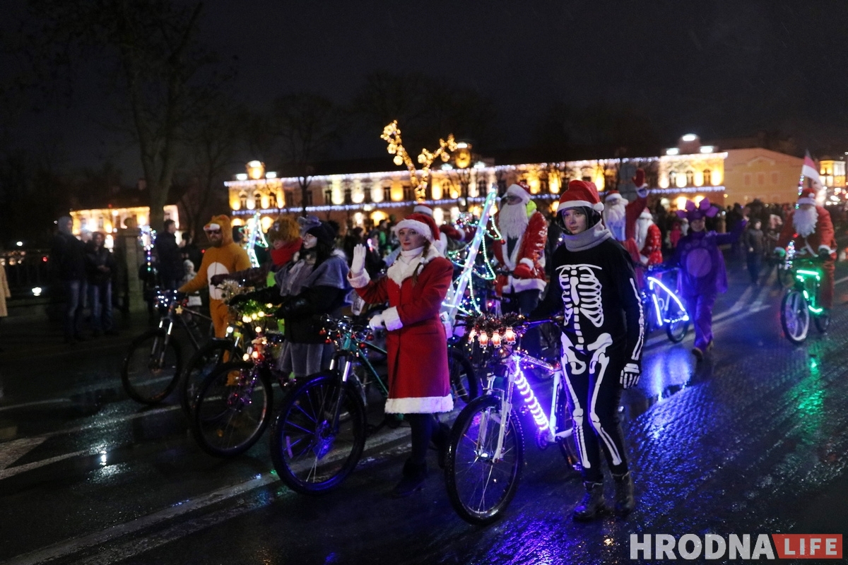 В Гродно прошел парад Дедов Морозов. Но Снегурочек оказалось больше