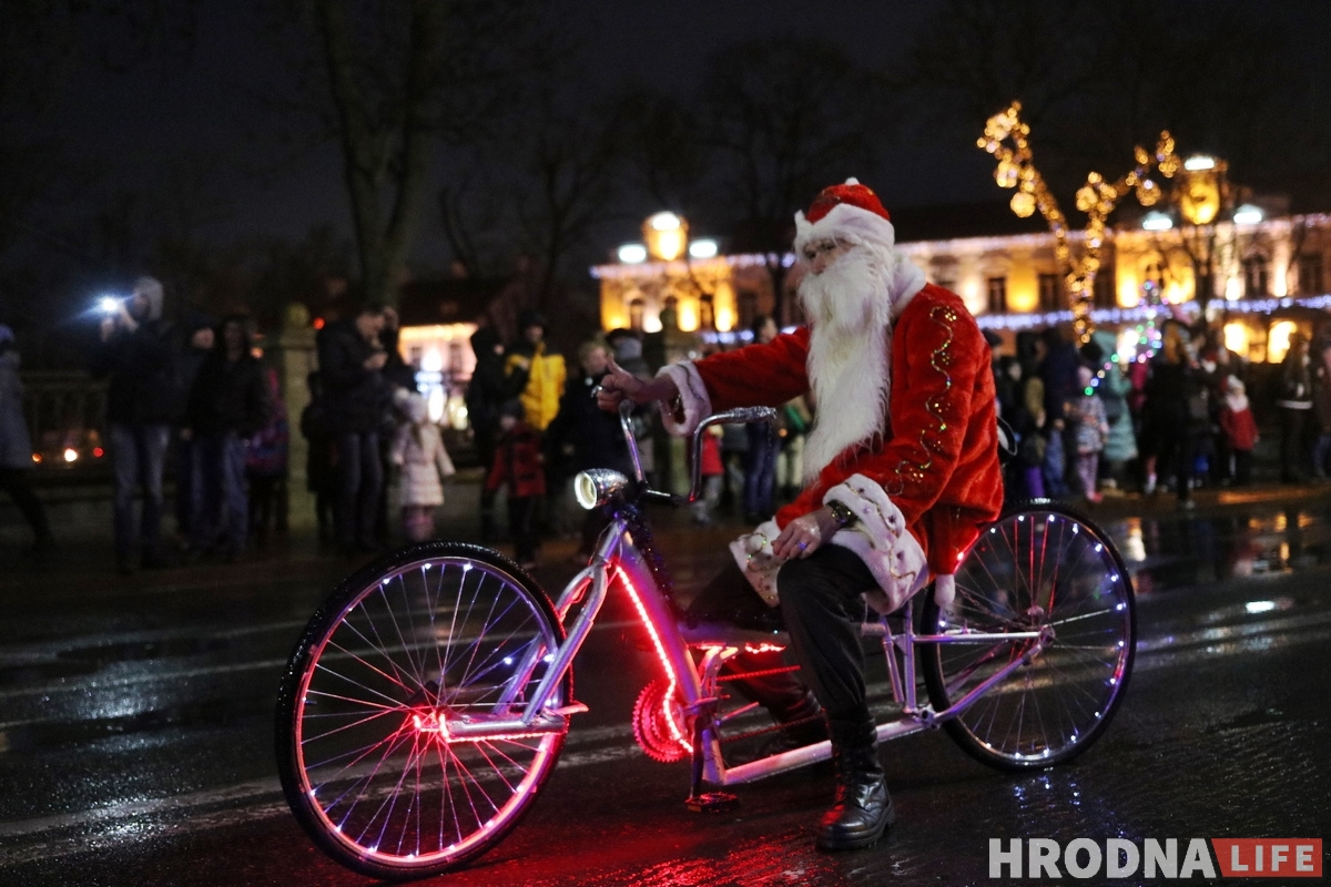 В Гродно прошел парад Дедов Морозов. Но Снегурочек оказалось больше