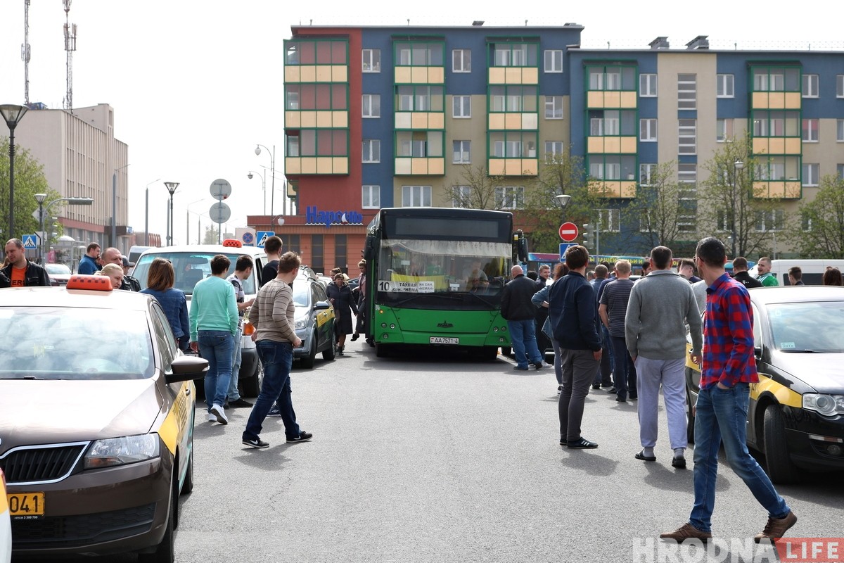 В Гродно прошел парад Дедов Морозов. Но Снегурочек оказалось больше