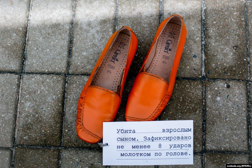 В Минске на площади появились десятки оранжевых туфель. Что это значит?