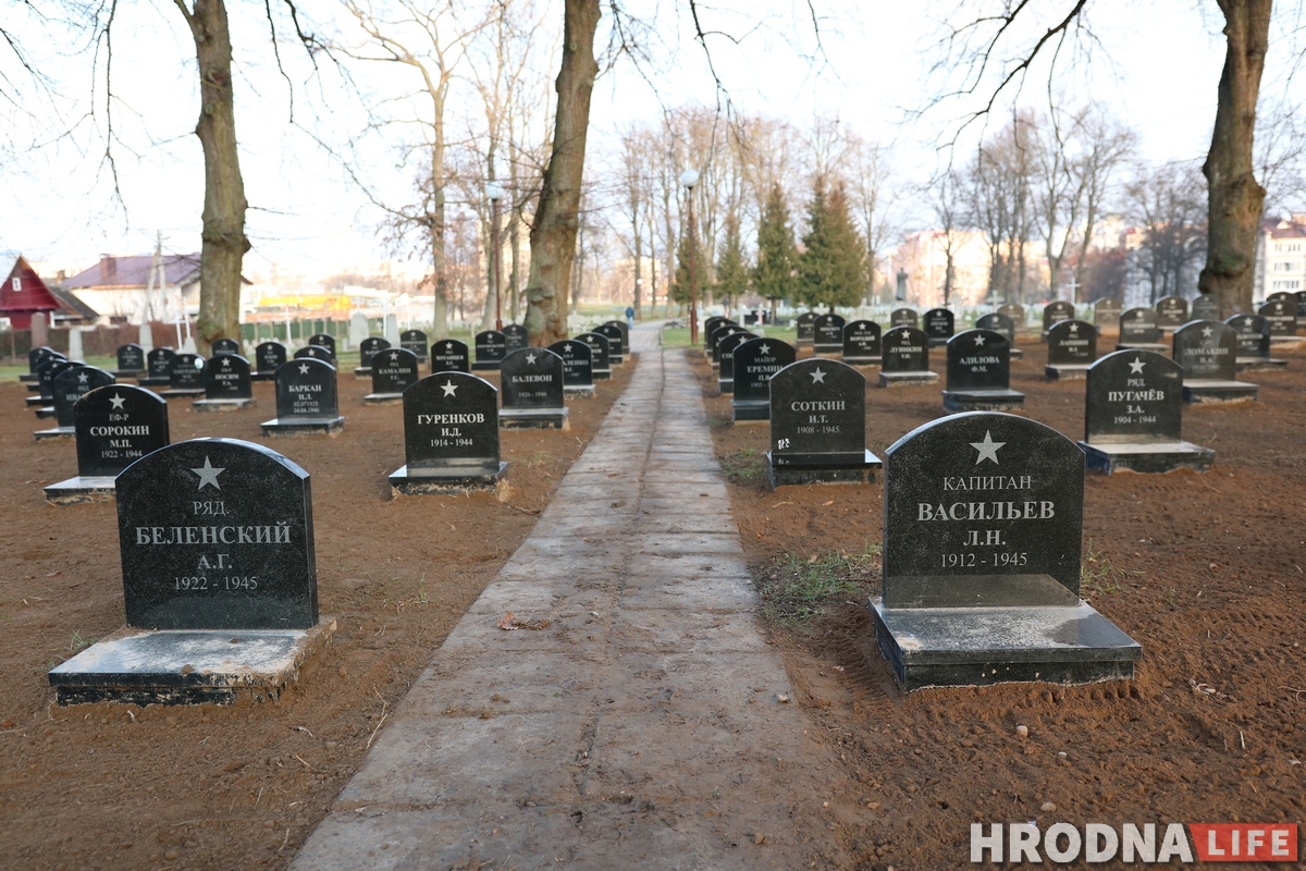 На Белуша аднавілі помнікі савецкім жаўнерам. У планах рэканструкцыя ўсіх могілак