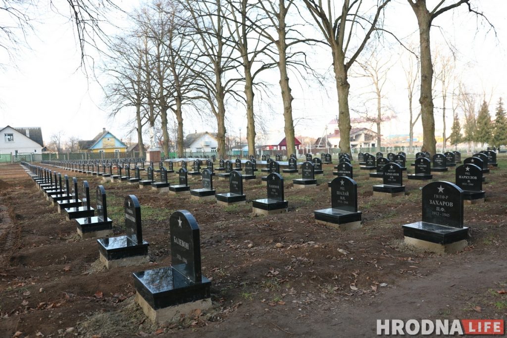 На Белуша аднавілі помнікі савецкім жаўнерам. У планах рэканструкцыя ўсіх могілак