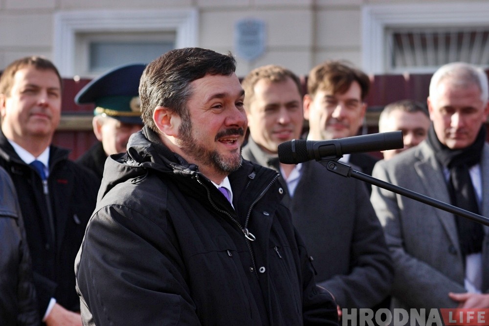 В Гродно прошел парад Дедов Морозов. Но Снегурочек оказалось больше