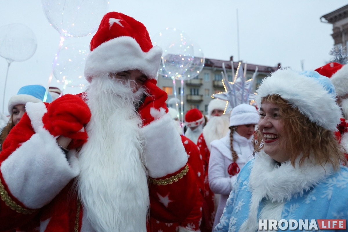 В Гродно прошел парад Дедов Морозов. Но Снегурочек оказалось больше