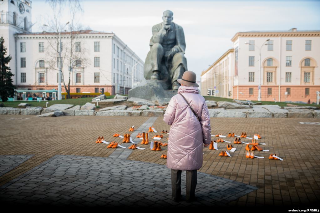 В Минске на площади появились десятки оранжевых туфель. Что это значит?