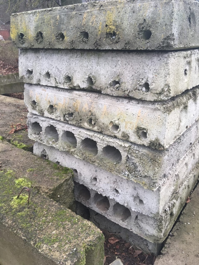 Чатыры гадзіны ратавальнікі дапамагалі гродзенцам выратаваць шчанюкоў, якія захраслі ў бетоннай пліце