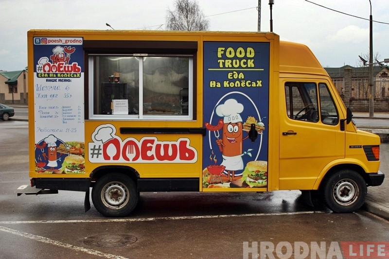 В Гродно прошел парад Дедов Морозов. Но Снегурочек оказалось больше