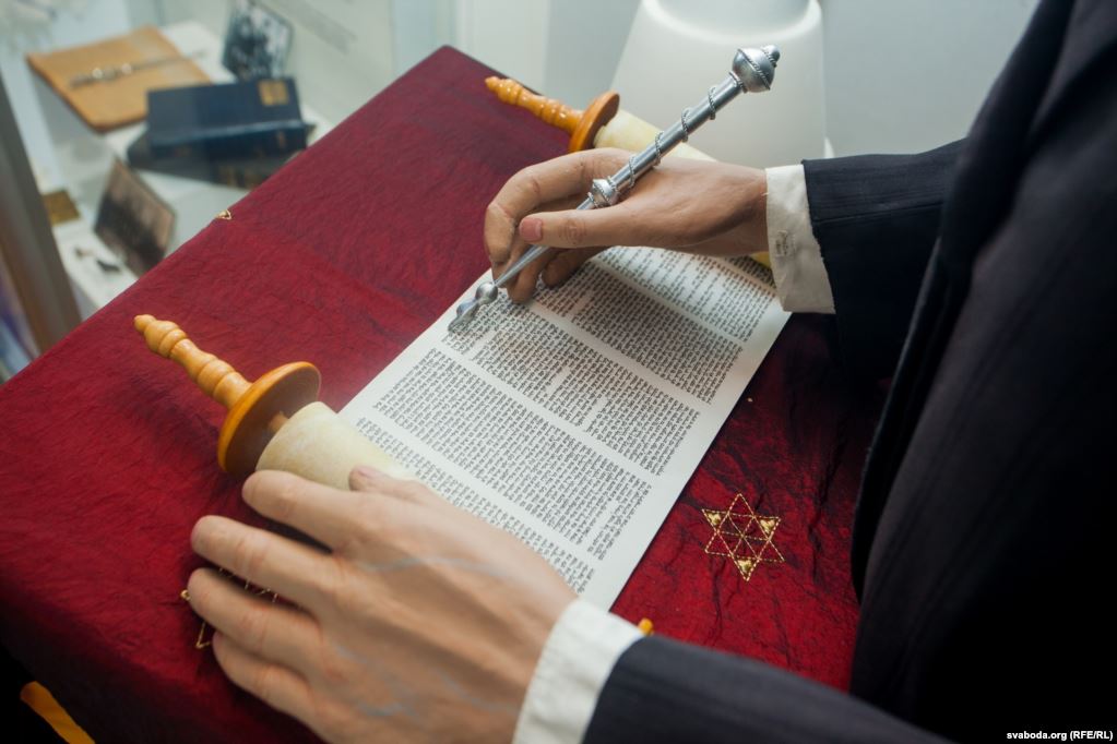 Рабін, цырульня і Статут ВКЛ. Што можна ўбачыць у яўрэйскай экспазіцыі музею ў Іўі. ФОТА