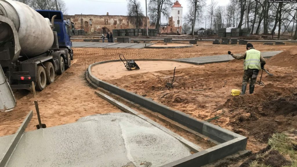 В Гольшанах заливают бетоном уникальное захоронение XIV века