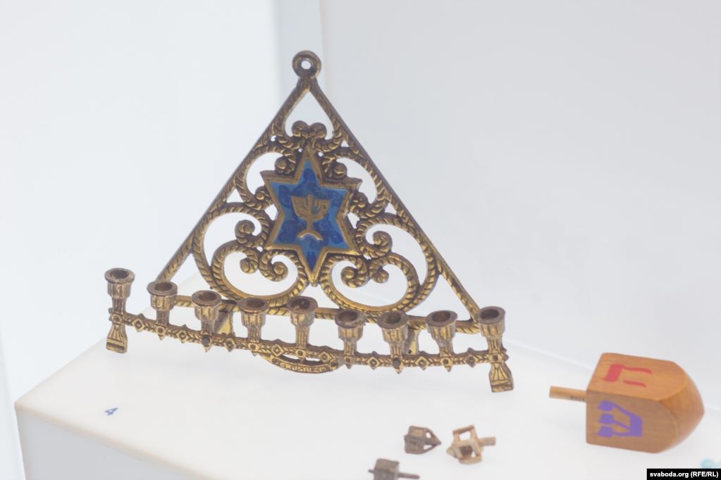 Рабін, цырульня і Статут ВКЛ. Што можна ўбачыць у яўрэйскай экспазіцыі музею ў Іўі. ФОТА