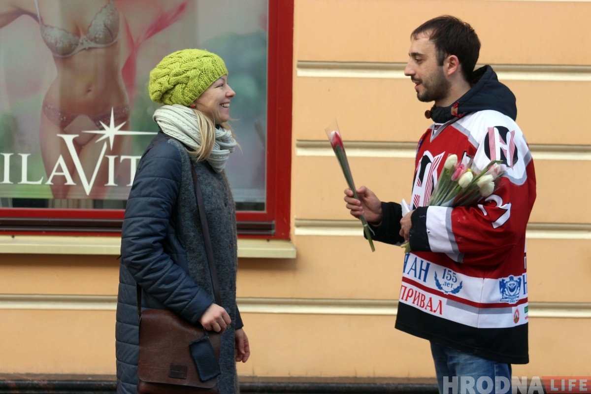 В Гродно прошел парад Дедов Морозов. Но Снегурочек оказалось больше