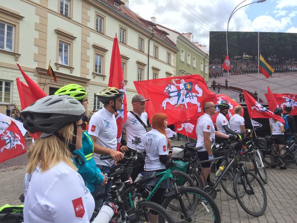 В Гродно прошел парад Дедов Морозов. Но Снегурочек оказалось больше